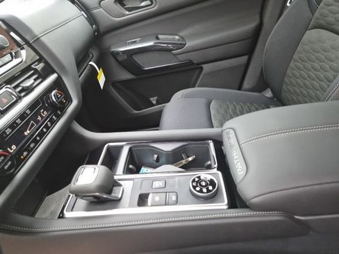 New 2025 Nissan Pathfinder SV w/ Black Appearance Package image 24