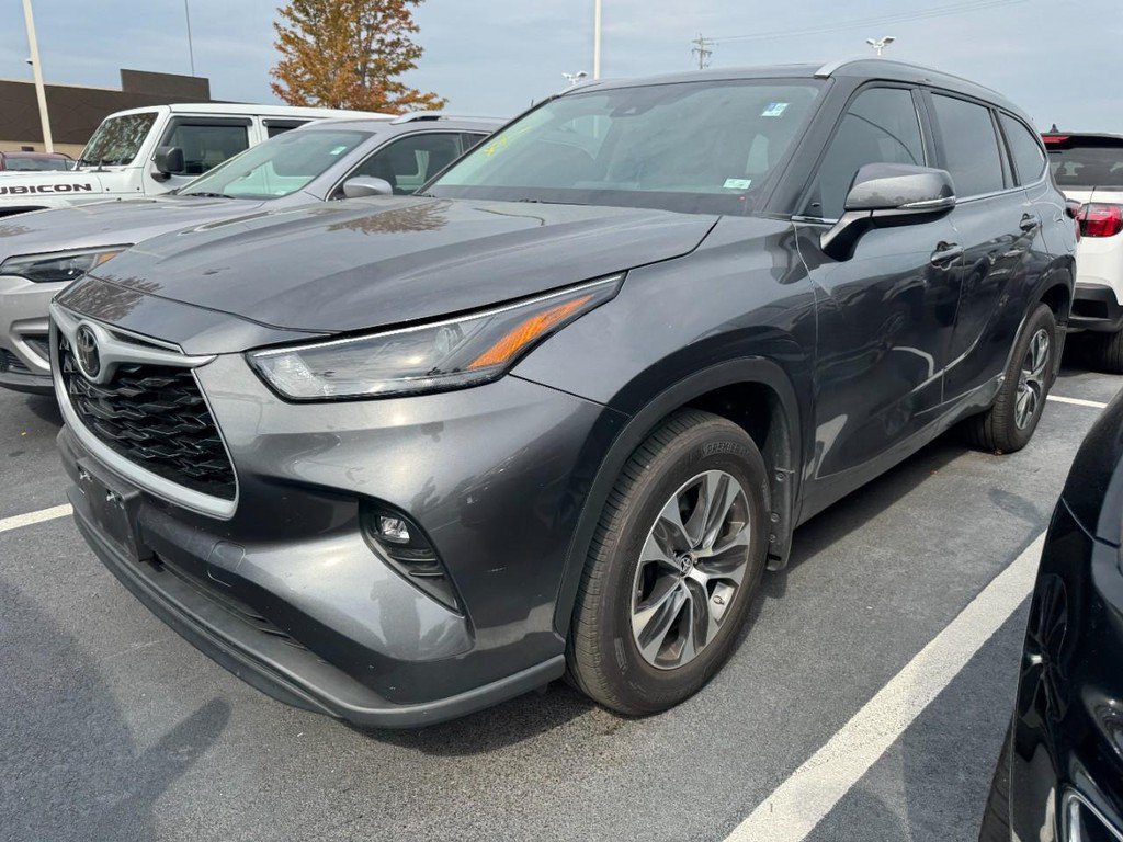 Used 2023 Toyota Highlander XLE AWD/4WD image 2