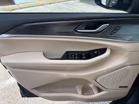 Used 2022 Jeep Grand Cherokee Limited image 32