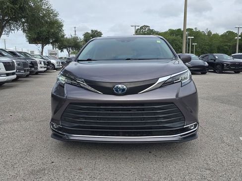 Used 2022 Toyota Sienna XLE FWD image 3