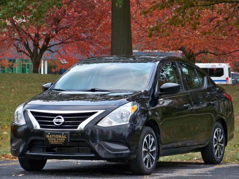 Used 2019 Nissan Versa S image 2