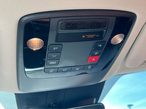 Used 2025 Kia Carnival EX FWD image 33
