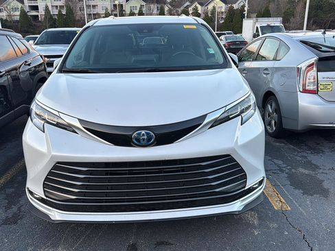 Used 2024 Toyota Sienna Limited image 2