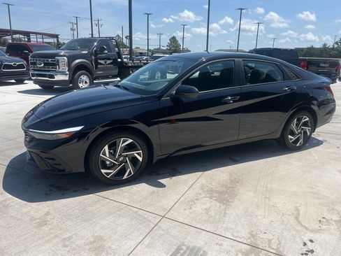 New 2025 Hyundai Elantra SEL image 3