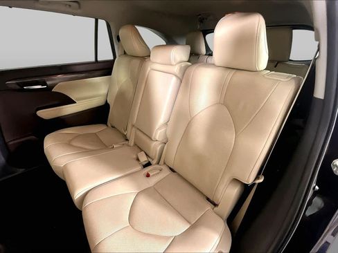 Used 2020 Toyota Highlander Limited FWD image 19