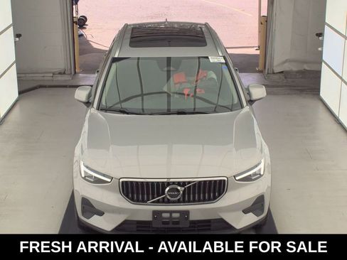 Used 2025 Volvo XC40 B5 Core image 2