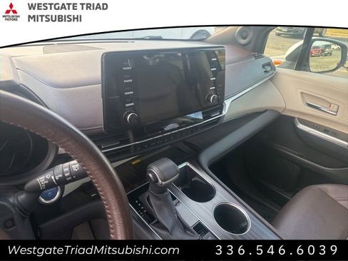 Used 2022 Toyota Sienna Platinum image 12