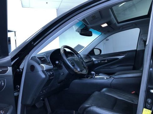 Used 2013 Lexus LS 460 AWD w/ Comfort Pkg image 10