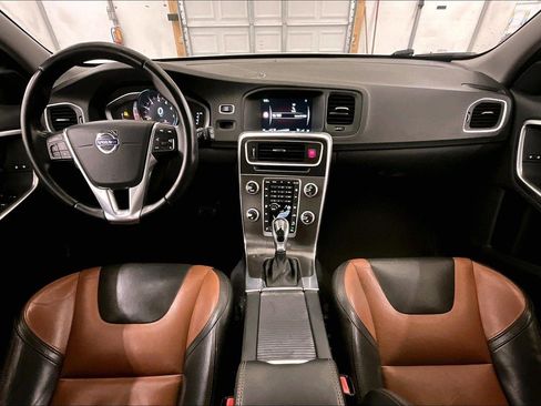 Used 2016 Volvo V60 T5 Cross Country w/ Convenience Package image 15