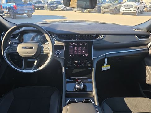 New 2025 Jeep Grand Cherokee Laredo image 13