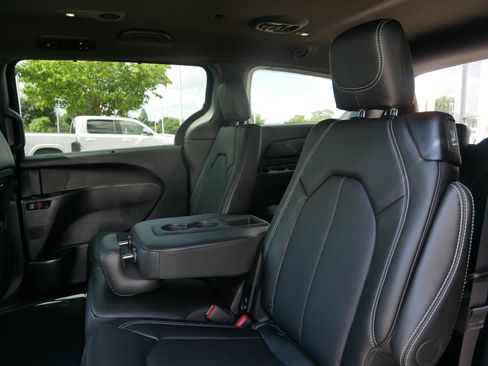 New 2026 Chrysler Pacifica Select image 10