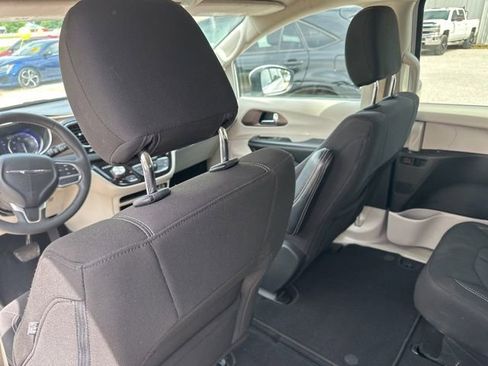 Used 2022 Chrysler Voyager LX FWD image 23
