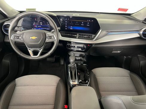 Used 2025 Chevrolet Trax LT w/ LT Convenience Package image 14