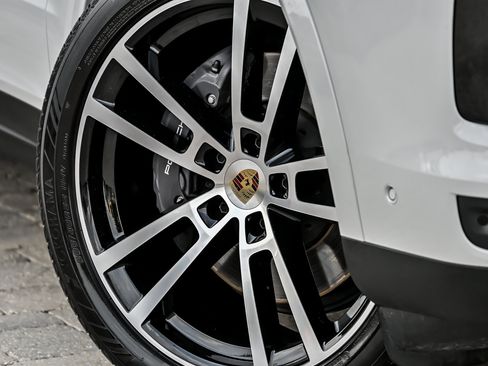 Used 2024 Porsche Cayenne AWD/4WD image 3