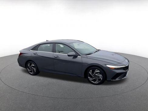 Used 2025 Hyundai Elantra Limited image 2