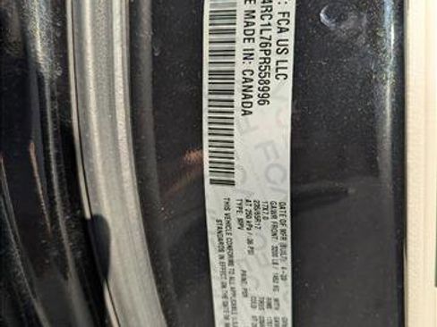 Used 2023 Chrysler Pacifica Touring-L image 15