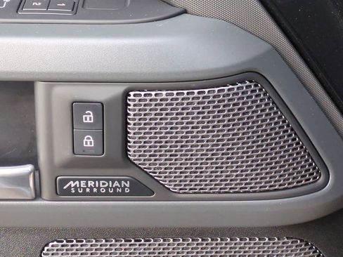 Used 2023 Land Rover Defender 110 X-Dynamic SE image 32