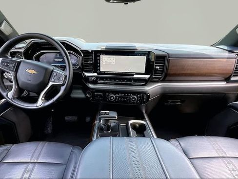 Used 2023 Chevrolet Silverado 1500 High Country w/ Technology Package AWD/4WD image 7