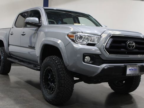 Used 2020 Toyota Tacoma SR5 w/ Technology Package AWD/4WD image 3