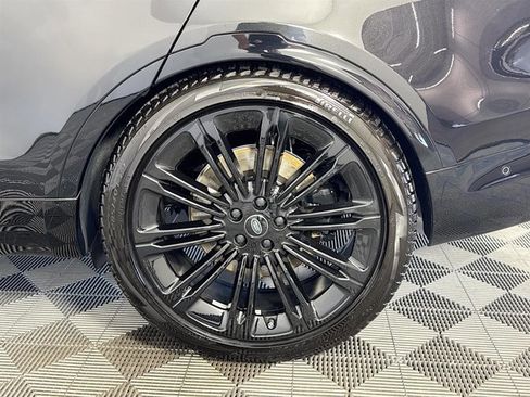 Used 2024 Land Rover Discovery Metropolitan Edition image 33