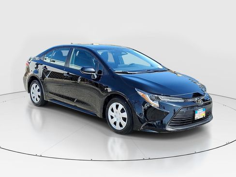 Used 2025 Toyota Corolla LE FWD image 3