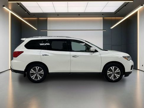 Used 2017 Nissan Pathfinder SL w/ SL Tech Package FWD image 6