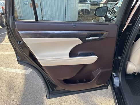 Used 2021 Toyota Highlander Limited image 25