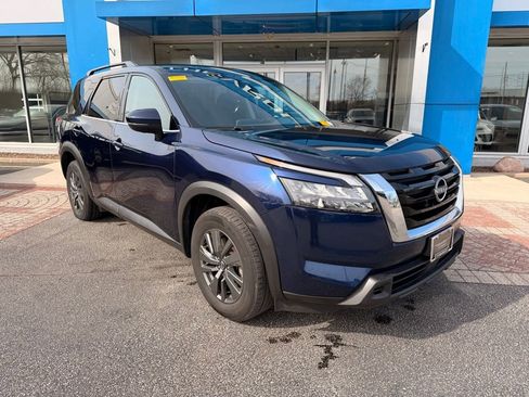 Used 2024 Nissan Pathfinder SV image 9