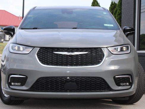Used 2025 Chrysler Pacifica Select FWD image 2
