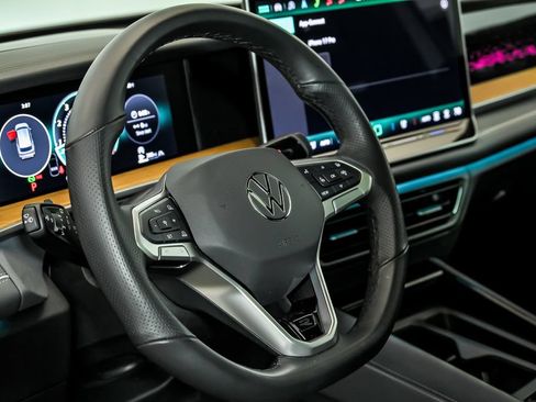 Certified 2025 Volkswagen Tiguan SEL R-Line AWD/4WD image 16