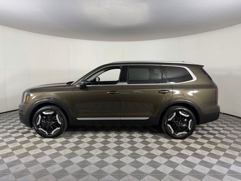 Used 2023 Kia Telluride EX w/ EX Captain's Chair Package FWD image 11