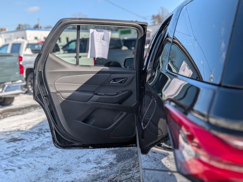 Used 2023 Chevrolet Traverse LT image 38
