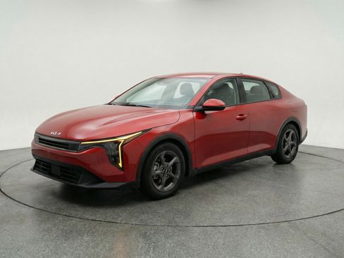 Used 2025 Kia K4 LXS image 3