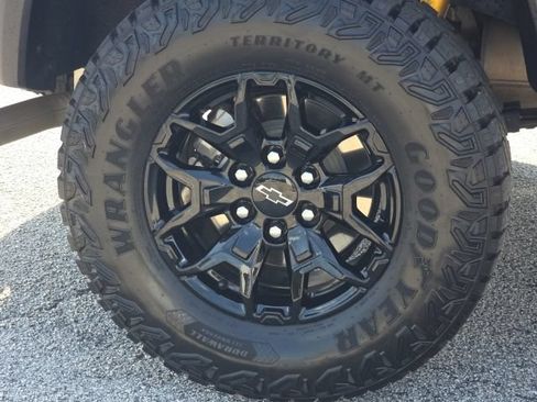 Used 2025 Chevrolet Colorado ZR2 w/ Midnight Edition AWD/4WD image 12