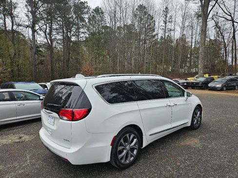 Used 2017 Chrysler Pacifica Limited image 11