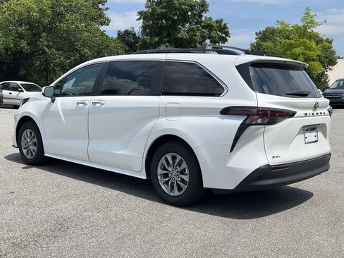 Used 2026 Toyota Sienna XLE FWD image 11