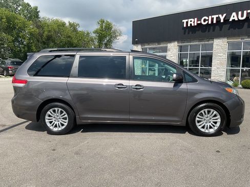 Used 2012 Toyota Sienna XLE FWD image 9