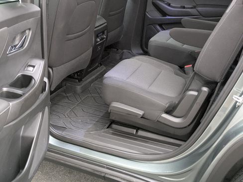 Used 2023 Chevrolet Traverse LT image 28