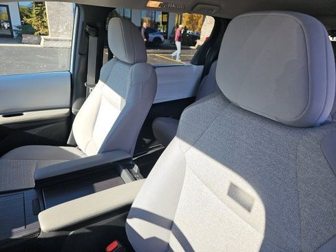 Used 2025 Toyota Sienna LE image 35