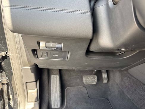 Used 2023 Land Rover Discovery Sport S image 33