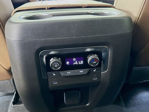 Used 2025 Chevrolet Suburban High Country AWD/4WD image 27