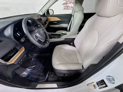 Certified 2024 Toyota Grand Highlander AWD image 26