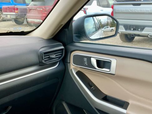 Used 2022 Ford Explorer XLT AWD/4WD image 38