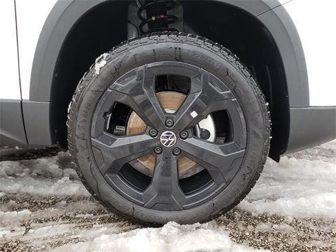 New 2026 Volkswagen Taos SE image 12