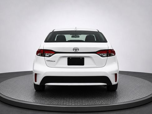 Used 2021 Toyota Corolla LE FWD image 3
