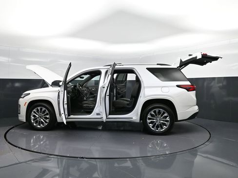Used 2023 Chevrolet Traverse High Country image 46