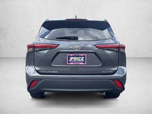 Used 2022 Toyota Highlander XLE AWD/4WD image 6