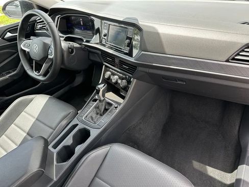 Used 2024 Volkswagen Jetta SE FWD image 9
