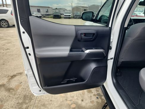Used 2022 Toyota Tacoma SR5 RWD image 17
