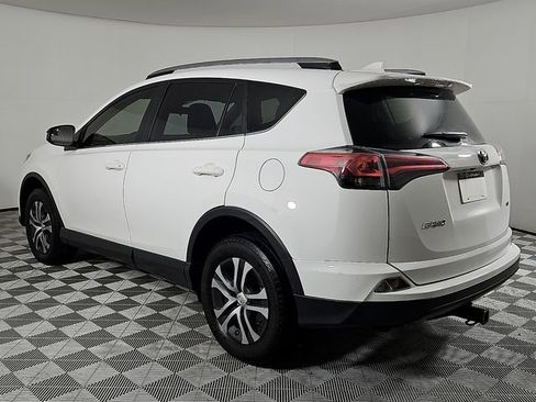 Used 2018 Toyota RAV4 LE FWD image 6